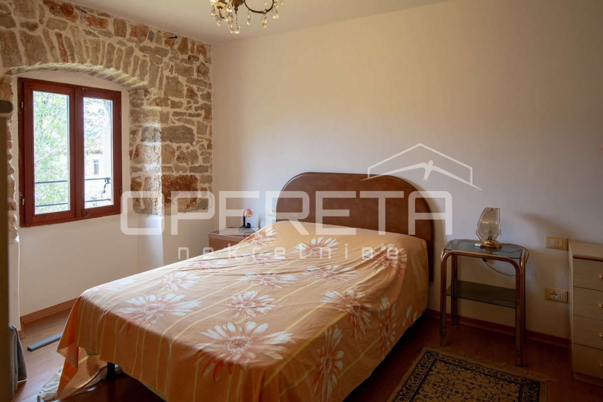 Casa in pietra tradizionale con due appartamenti.