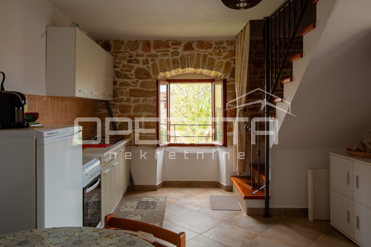 Casa in pietra tradizionale con due appartamenti.