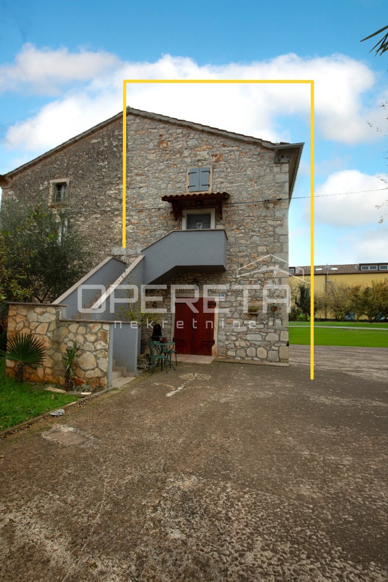 Casa in pietra tradizionale con due appartamenti.