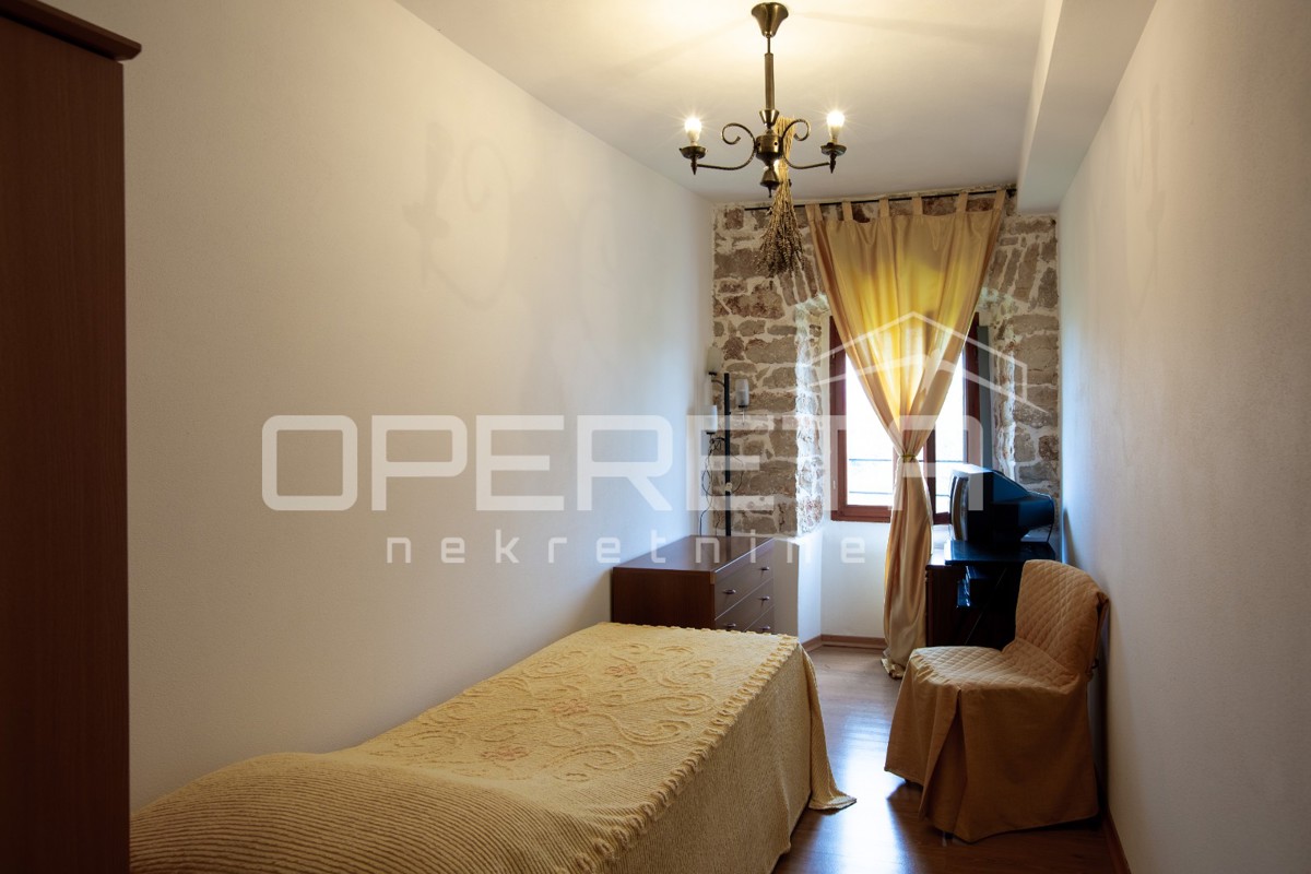 Casa in pietra tradizionale con due appartamenti.