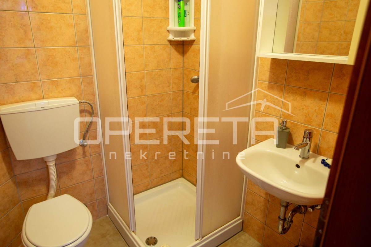 Casa in pietra tradizionale con due appartamenti.