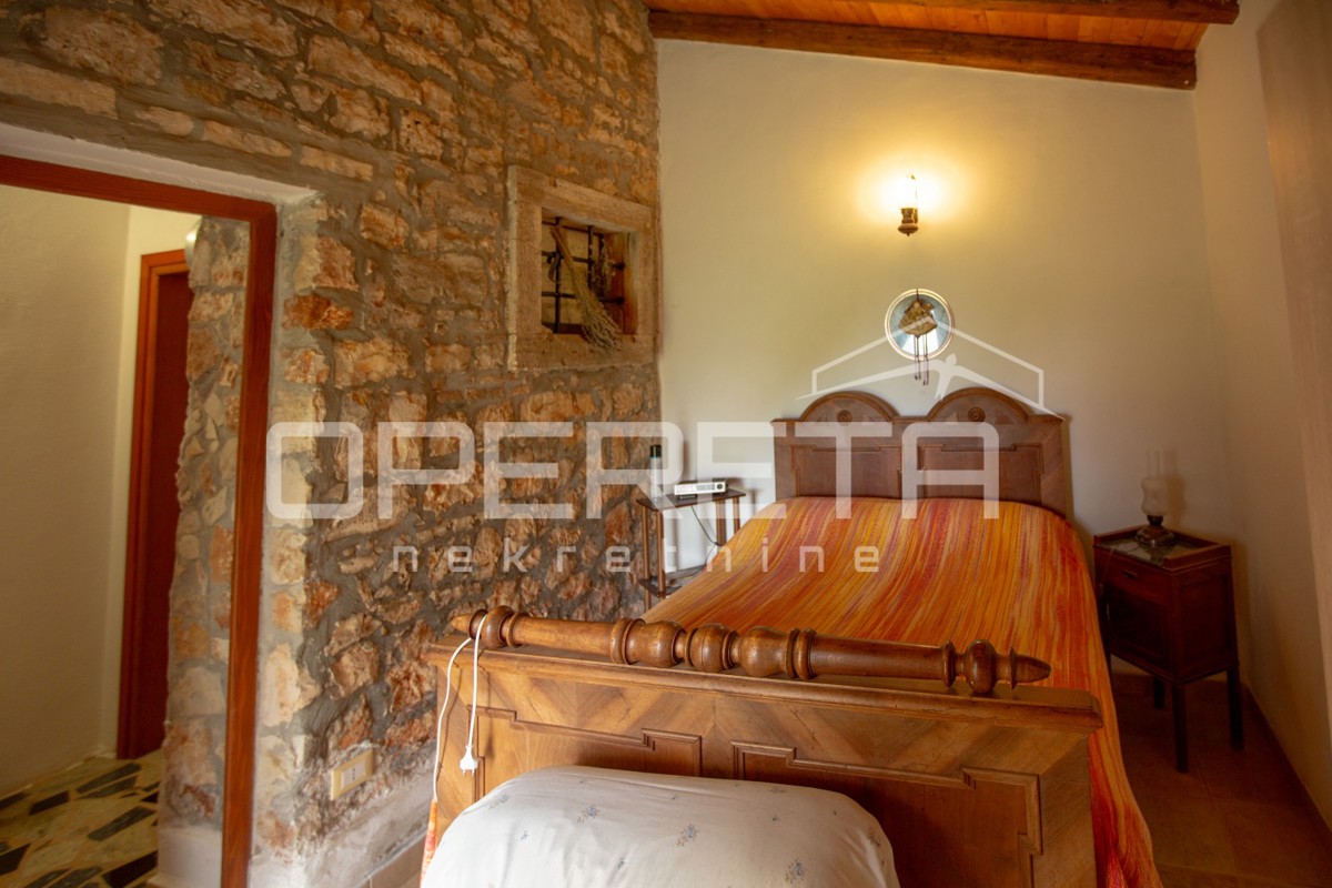 Casa in pietra tradizionale con due appartamenti.