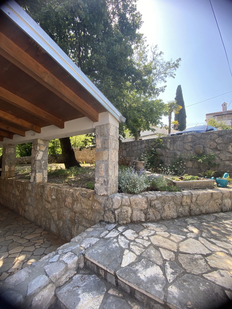Malinska - house with commercial space and furnished apartment