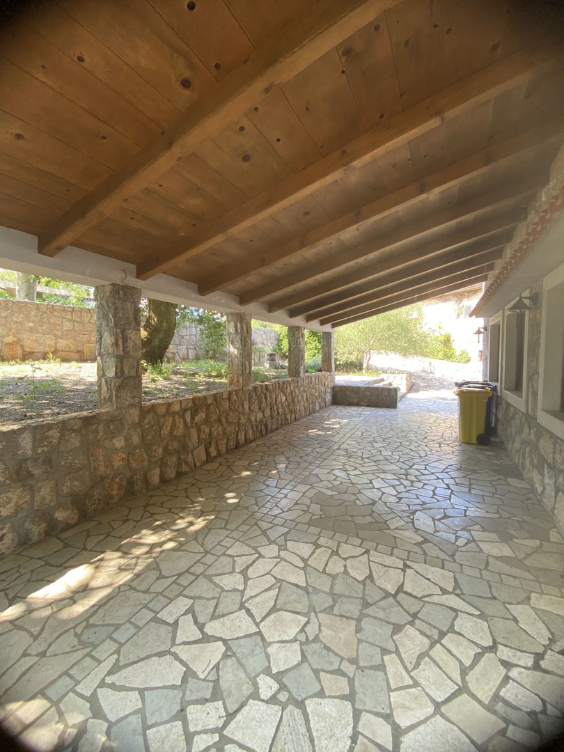 Malinska - house with commercial space and furnished apartment