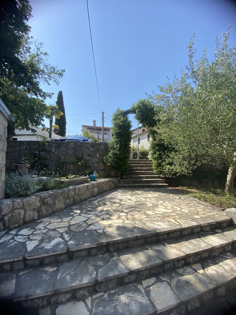 Malinska - house with commercial space and furnished apartment