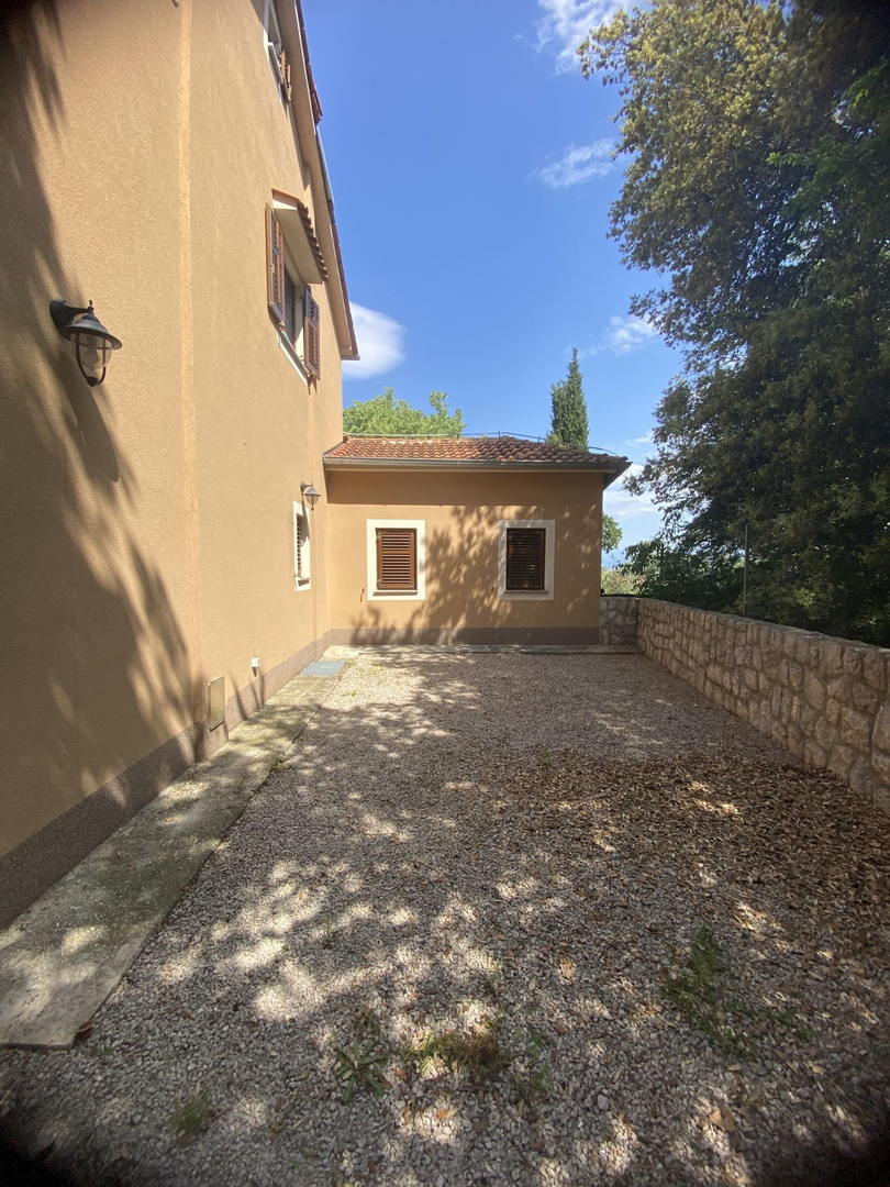 Malinska - house with commercial space and furnished apartment