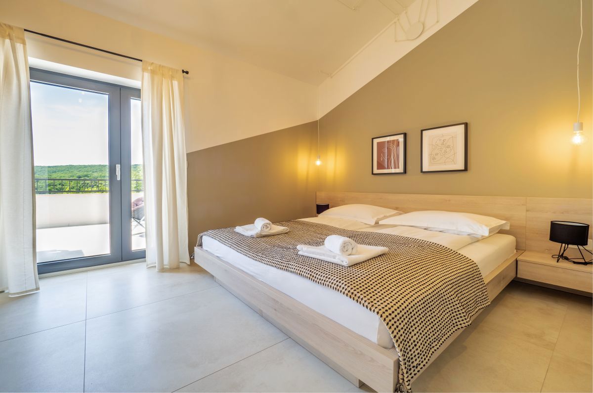 &lt;Villa&gt; Lusso Mediterranea con &lt;piscina&gt; e &lt;vista&gt; panoramica sul &lt;mare&gt; a &lt;Vrbnik&gt; sull&apos;isola di &lt;Krk&gt; &lt;/Villa&gt;