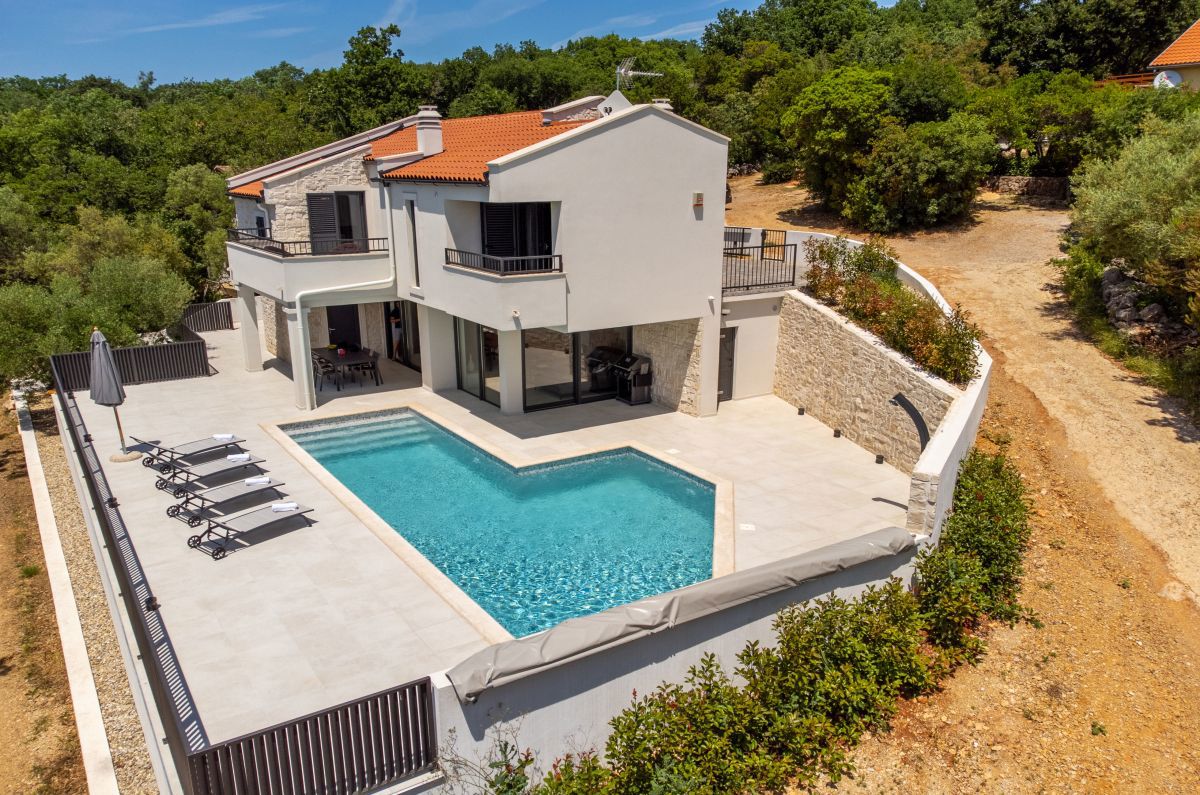 &lt;Villa&gt; Lusso Mediterranea con &lt;piscina&gt; e &lt;vista&gt; panoramica sul &lt;mare&gt; a &lt;Vrbnik&gt; sull&apos;isola di &lt;Krk&gt; &lt;/Villa&gt;