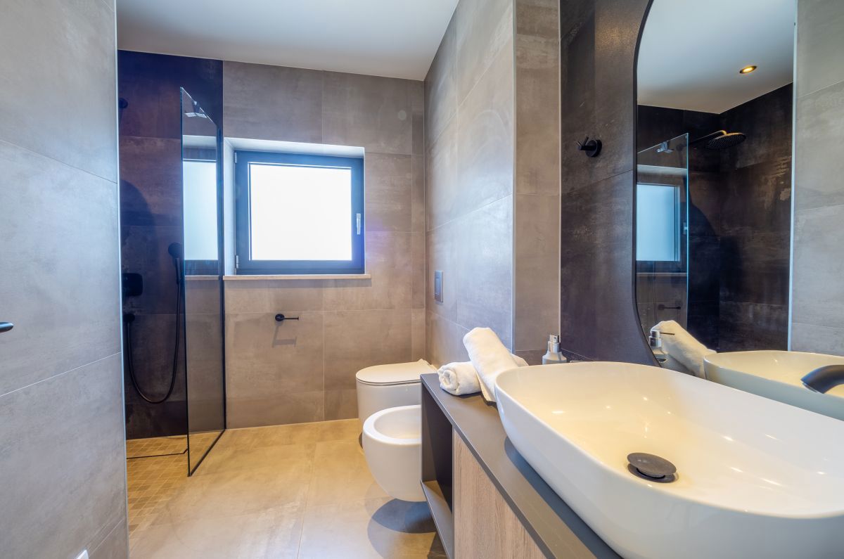 &lt;Villa&gt; Lusso Mediterranea con &lt;piscina&gt; e &lt;vista&gt; panoramica sul &lt;mare&gt; a &lt;Vrbnik&gt; sull&apos;isola di &lt;Krk&gt; &lt;/Villa&gt;