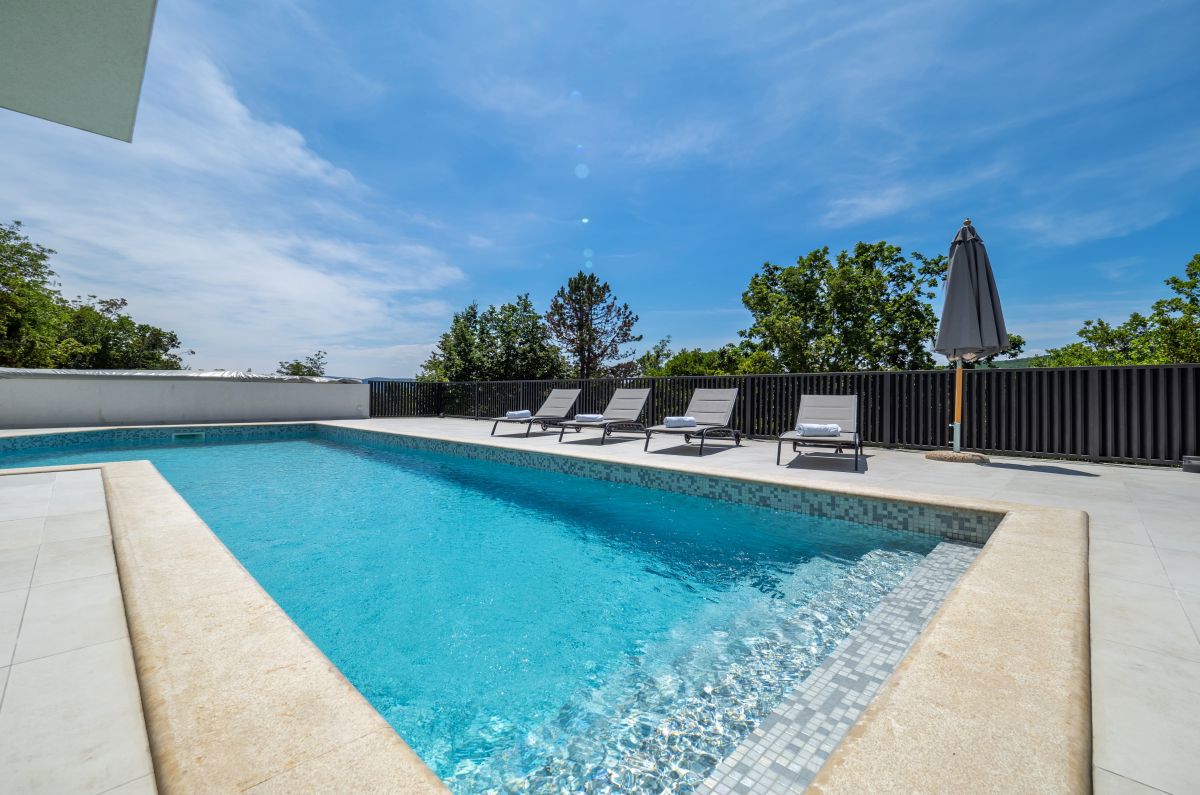 &lt;Villa&gt; Lusso Mediterranea con &lt;piscina&gt; e &lt;vista&gt; panoramica sul &lt;mare&gt; a &lt;Vrbnik&gt; sull&apos;isola di &lt;Krk&gt; &lt;/Villa&gt;