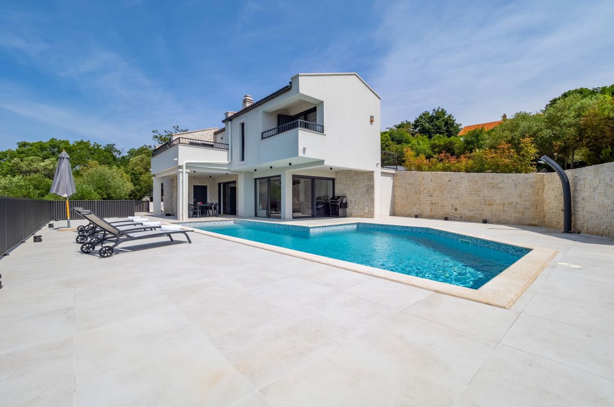&lt;Villa&gt; Lusso Mediterranea con &lt;piscina&gt; e &lt;vista&gt; panoramica sul &lt;mare&gt; a &lt;Vrbnik&gt; sull&apos;isola di &lt;Krk&gt; &lt;/Villa&gt;