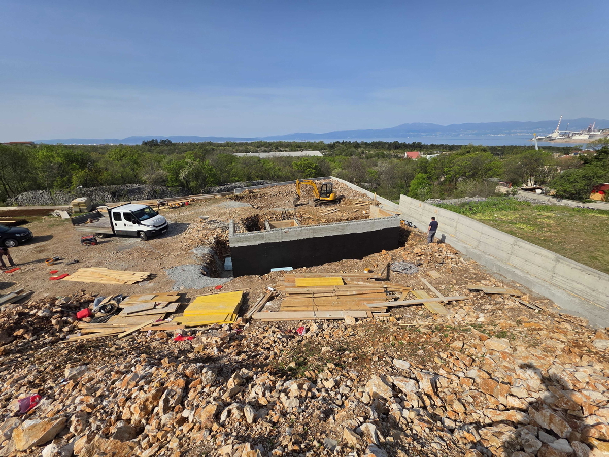 Splendido appartamento al primo piano di una nuova costruzione, con vista mare.
