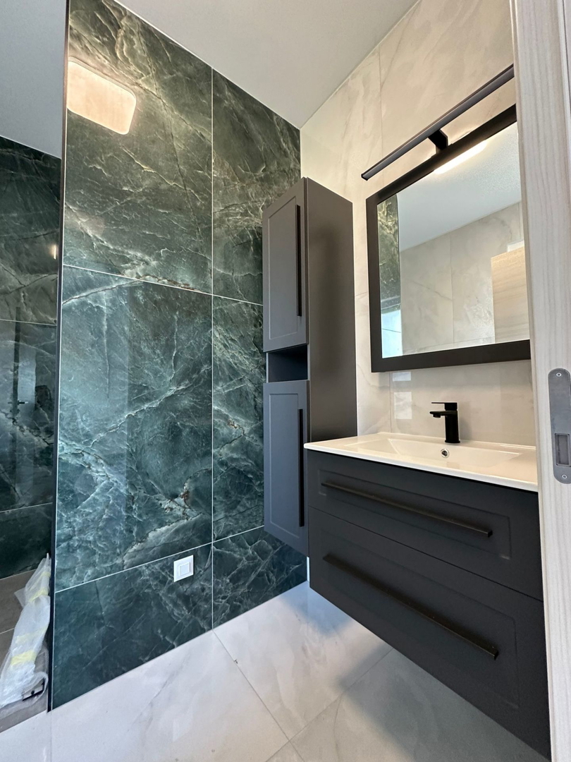 Lussuosa villa indipendente con piscina e vista mare