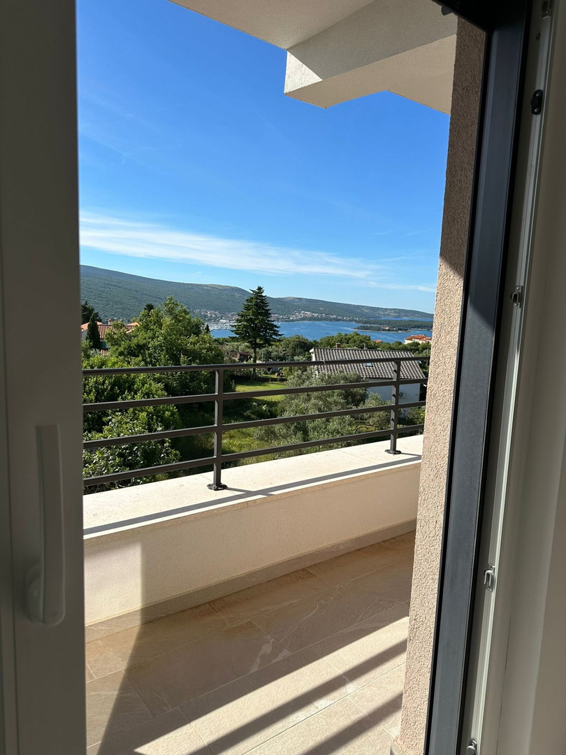 Lussuosa villa indipendente con piscina e vista mare