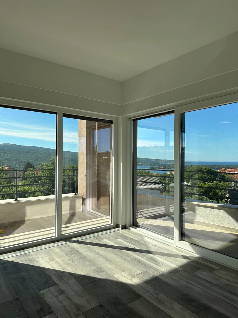 Lussuosa villa indipendente con piscina e vista mare