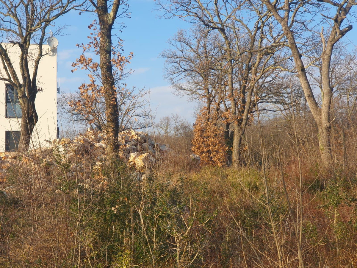 Terreno edificabile con vista mare e permesso di costruzione – 1089 m², a 500 m dal mare