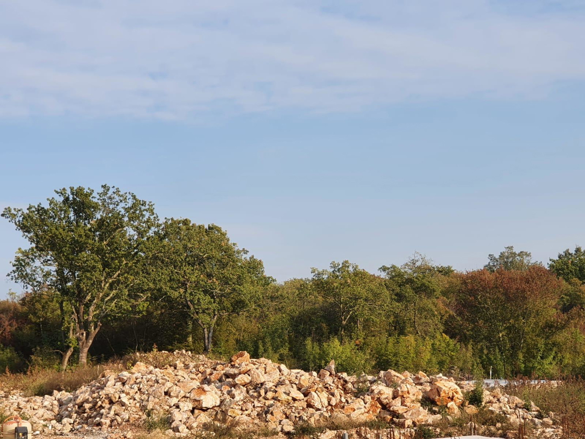 Terreno edificabile con vista mare e permesso di costruzione – 1089 m², a 500 m dal mare