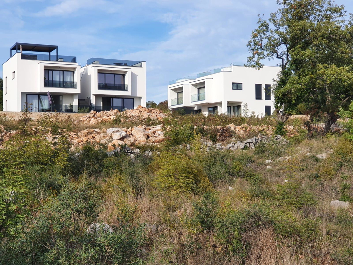 Terreno edificabile con vista mare e permesso di costruzione – 1089 m², a 500 m dal mare