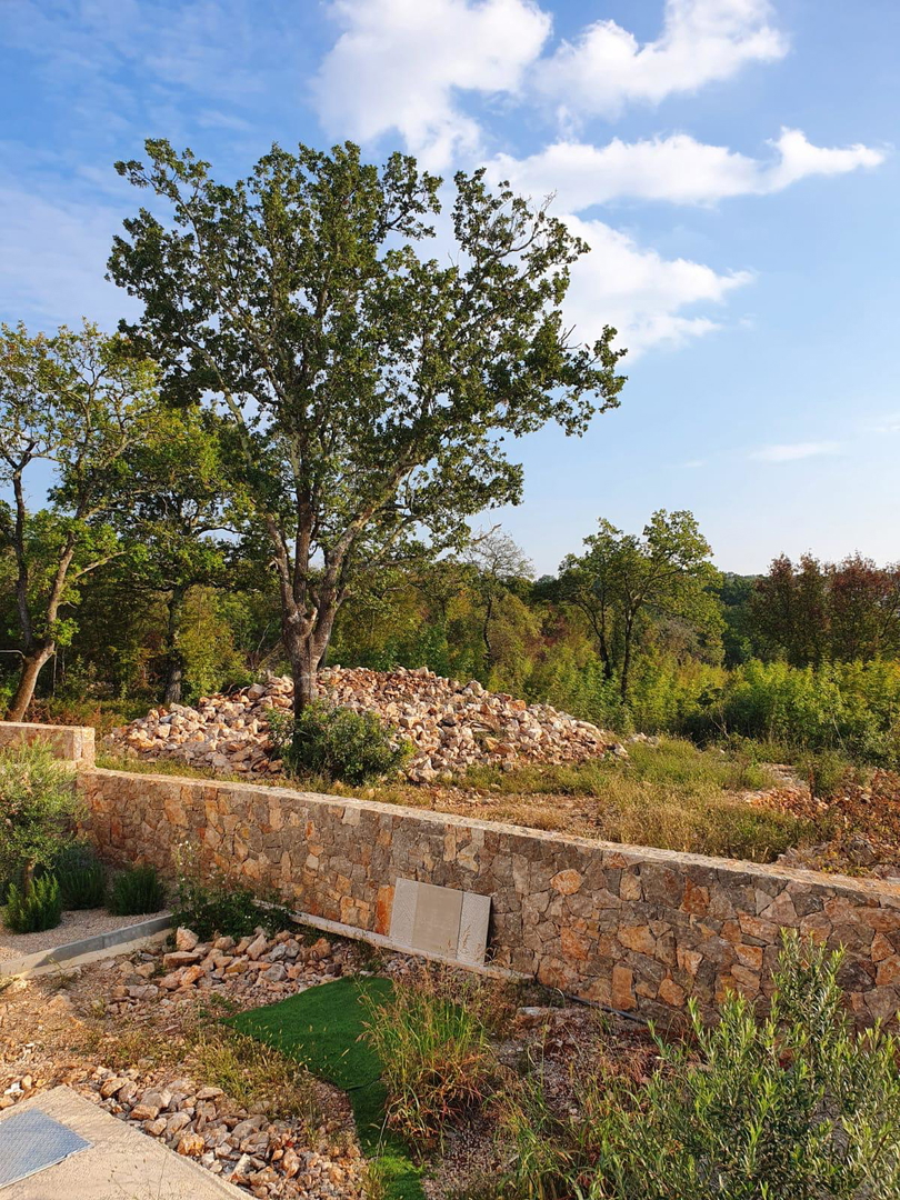 Terreno edificabile con vista mare e permesso di costruzione – 1089 m², a 500 m dal mare