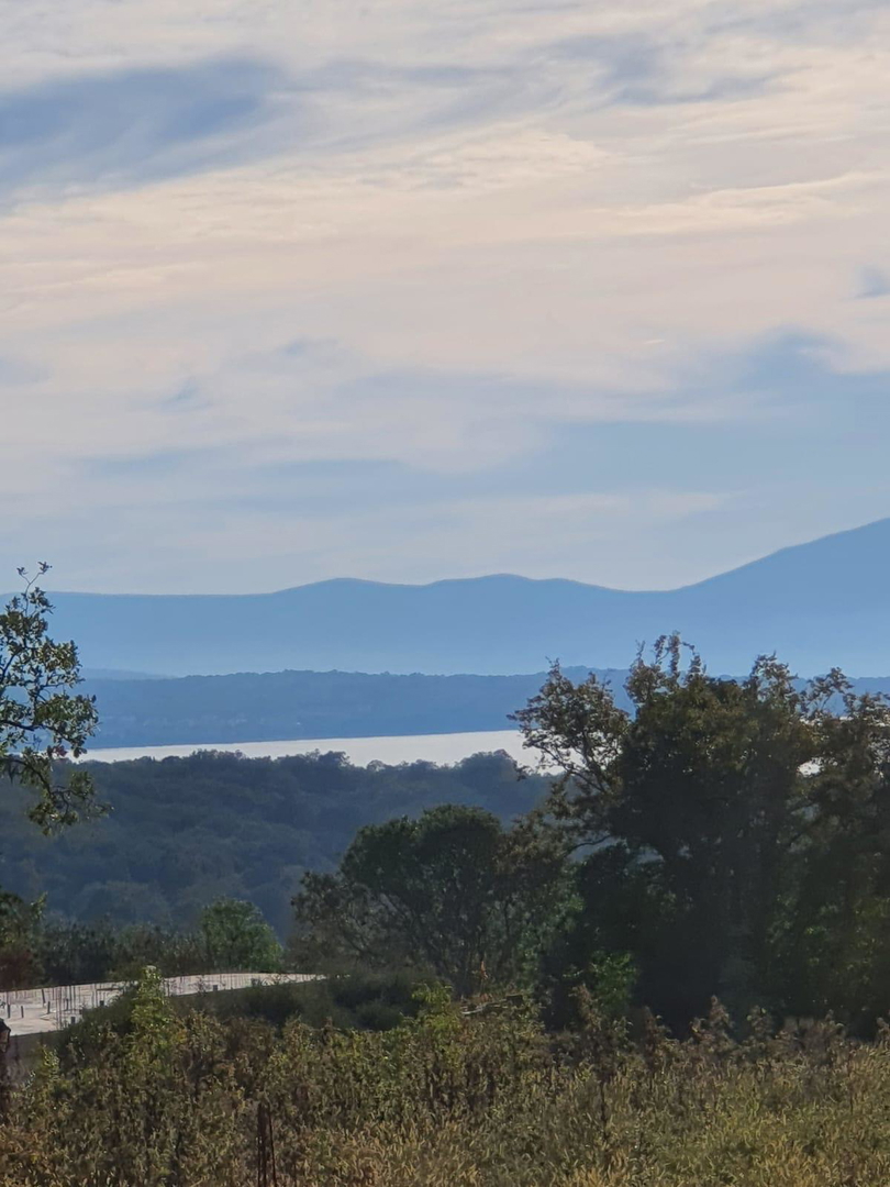 Terreno edificabile con vista mare e permesso di costruzione – 1089 m², a 500 m dal mare