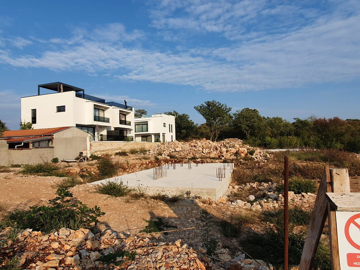 Terreno edificabile con vista mare e permesso di costruzione – 1089 m², a 500 m dal mare