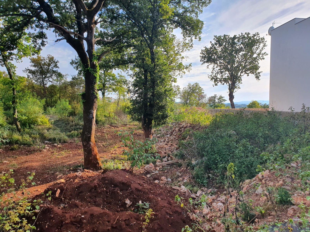 Terreno edificabile con vista mare e permesso di costruzione – 1089 m², a 500 m dal mare