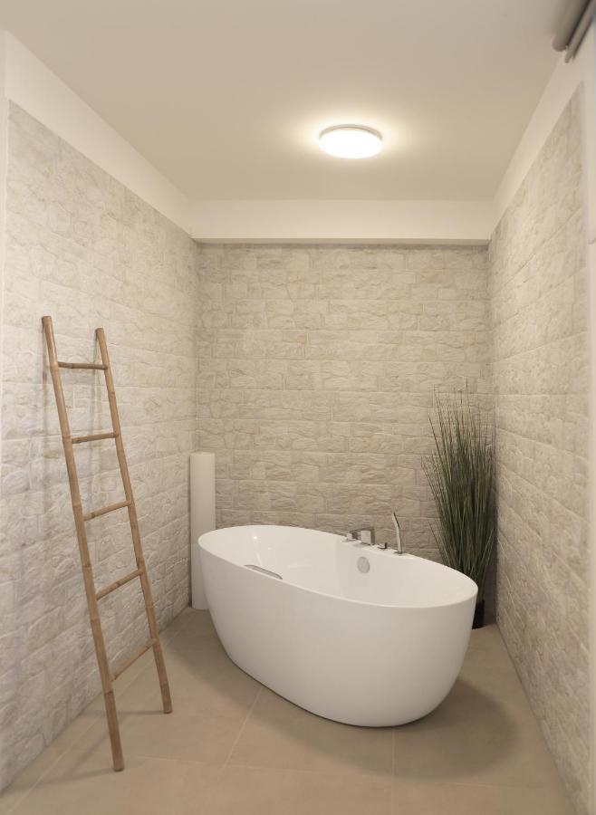 Lussuoso appartamento con terrazza privata e jacuzzi a Njivice, isola di Krk