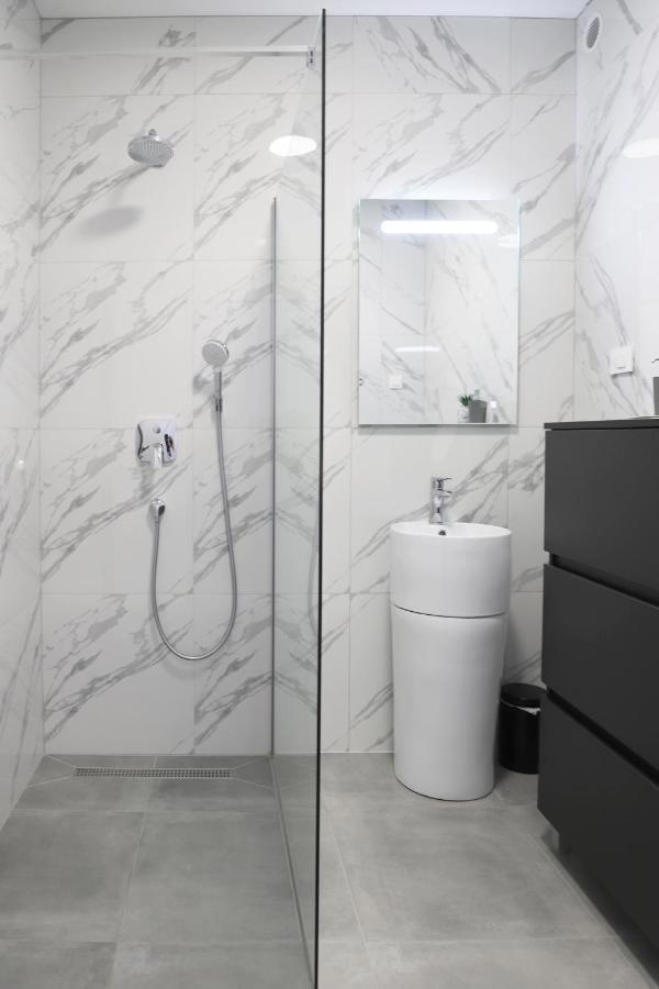 Lussuoso appartamento con terrazza privata e jacuzzi a Njivice, isola di Krk