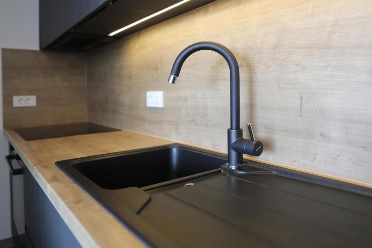 Lussuoso appartamento con terrazza privata e jacuzzi a Njivice, isola di Krk