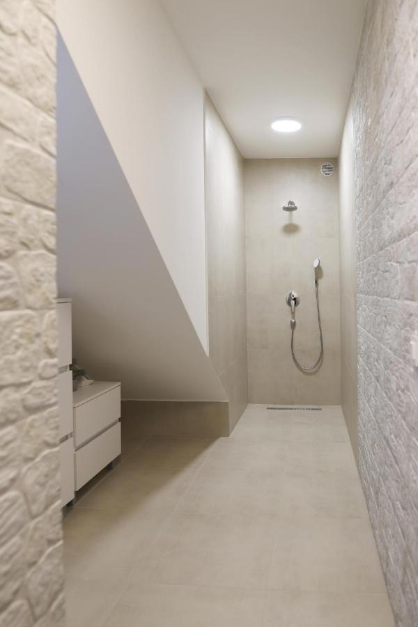 Lussuoso appartamento con terrazza privata e jacuzzi a Njivice, isola di Krk