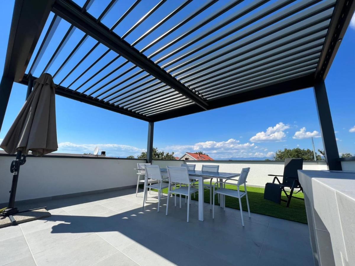 Lussuoso appartamento con terrazza privata e jacuzzi a Njivice, isola di Krk