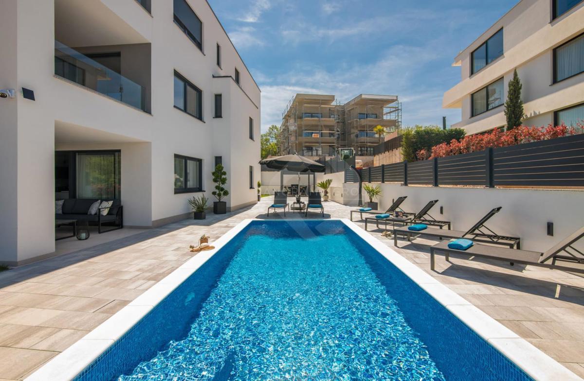 Appartamento con vista mare, piscina e ampio giardino – a soli 200 m dalla spiaggia!