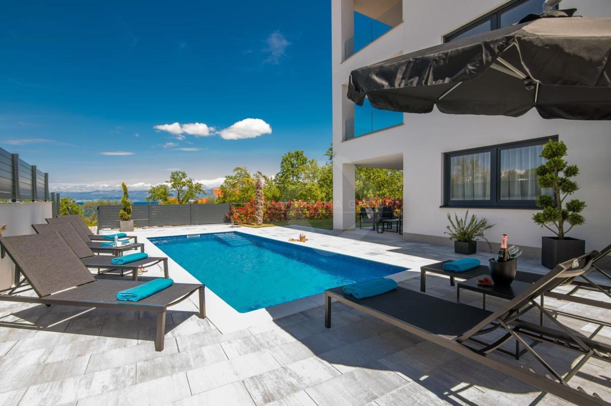 Appartamento con vista mare, piscina e ampio giardino – a soli 200 m dalla spiaggia!