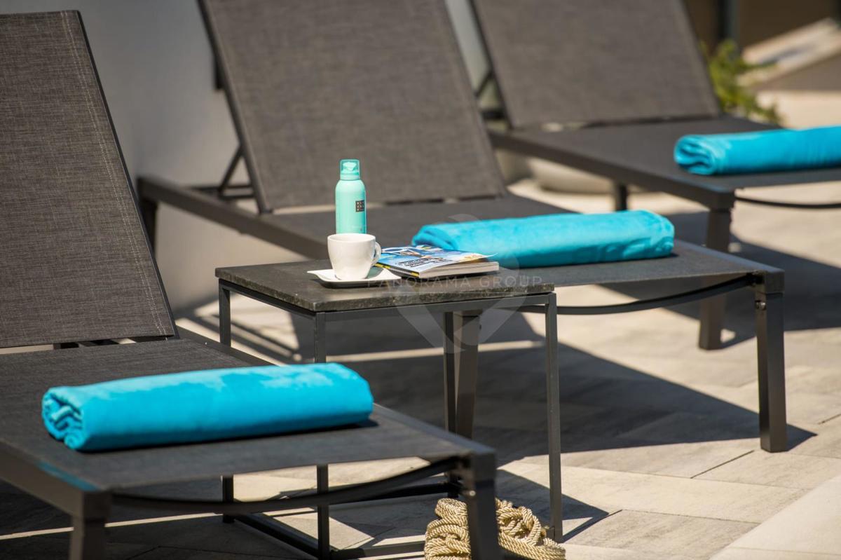 Appartamento con vista mare, piscina e ampio giardino – a soli 200 m dalla spiaggia!