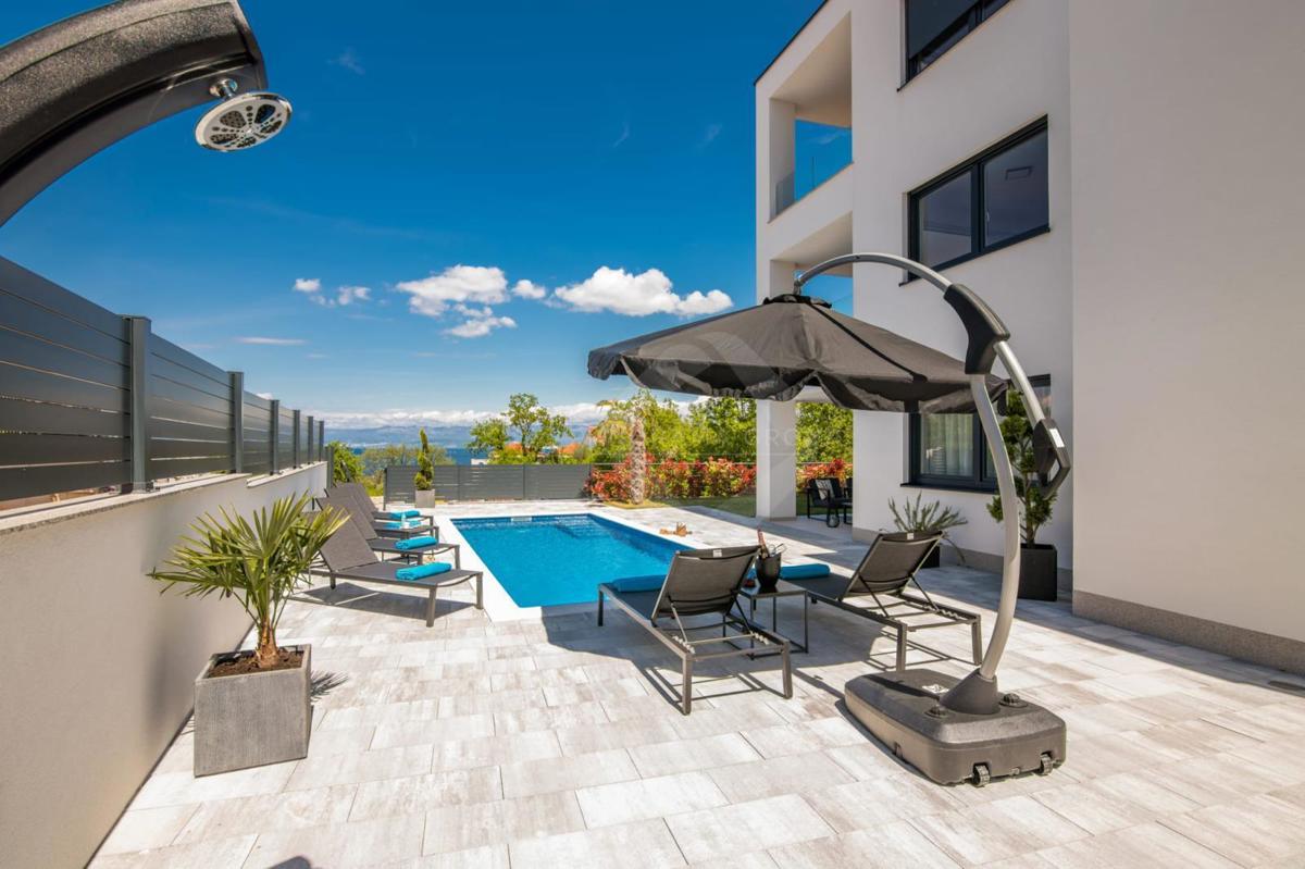 Appartamento con vista mare, piscina e ampio giardino – a soli 200 m dalla spiaggia!