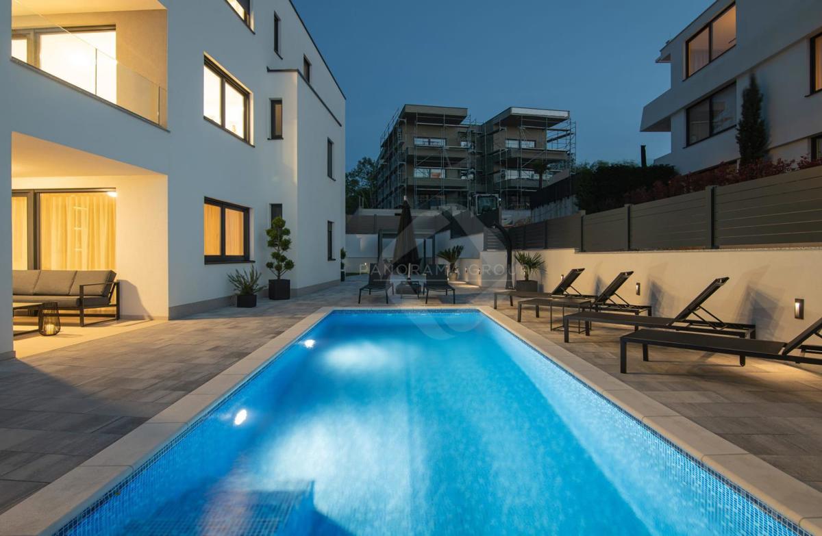 Appartamento con vista mare, piscina e ampio giardino – a soli 200 m dalla spiaggia!