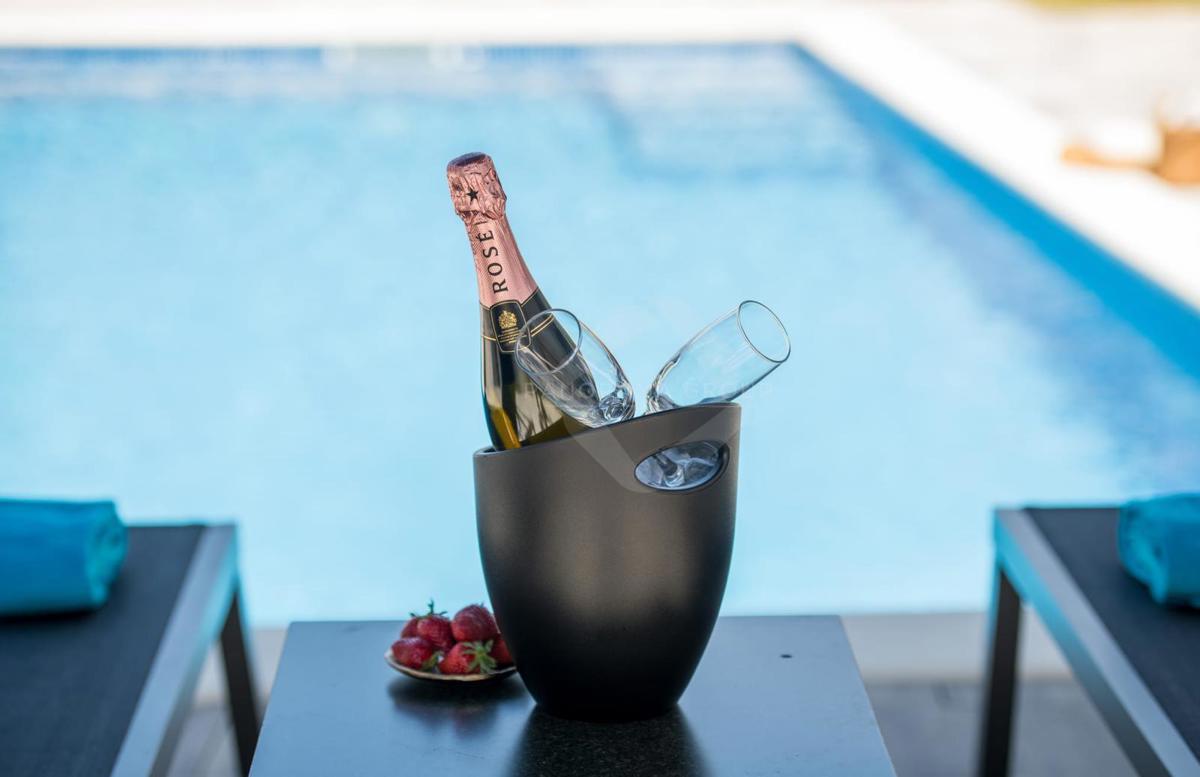 Appartamento con vista mare, piscina e ampio giardino – a soli 200 m dalla spiaggia!