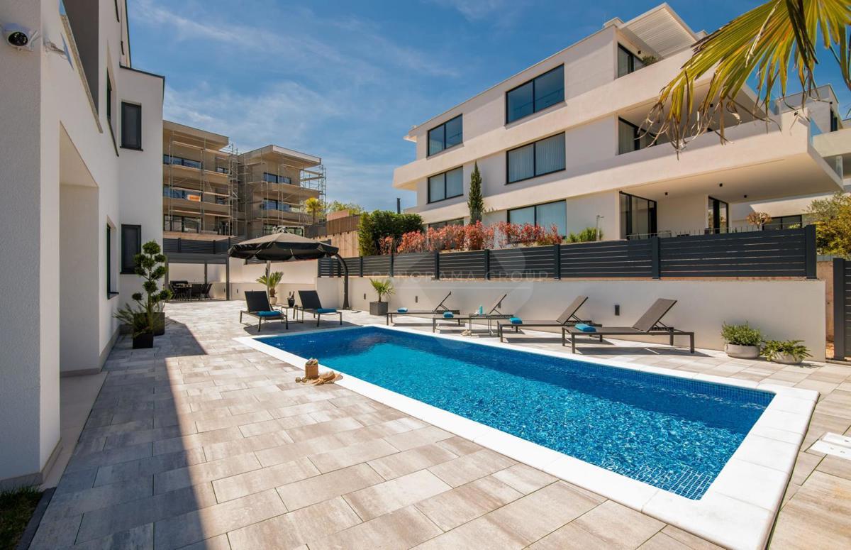 Appartamento con vista mare, piscina e ampio giardino – a soli 200 m dalla spiaggia!