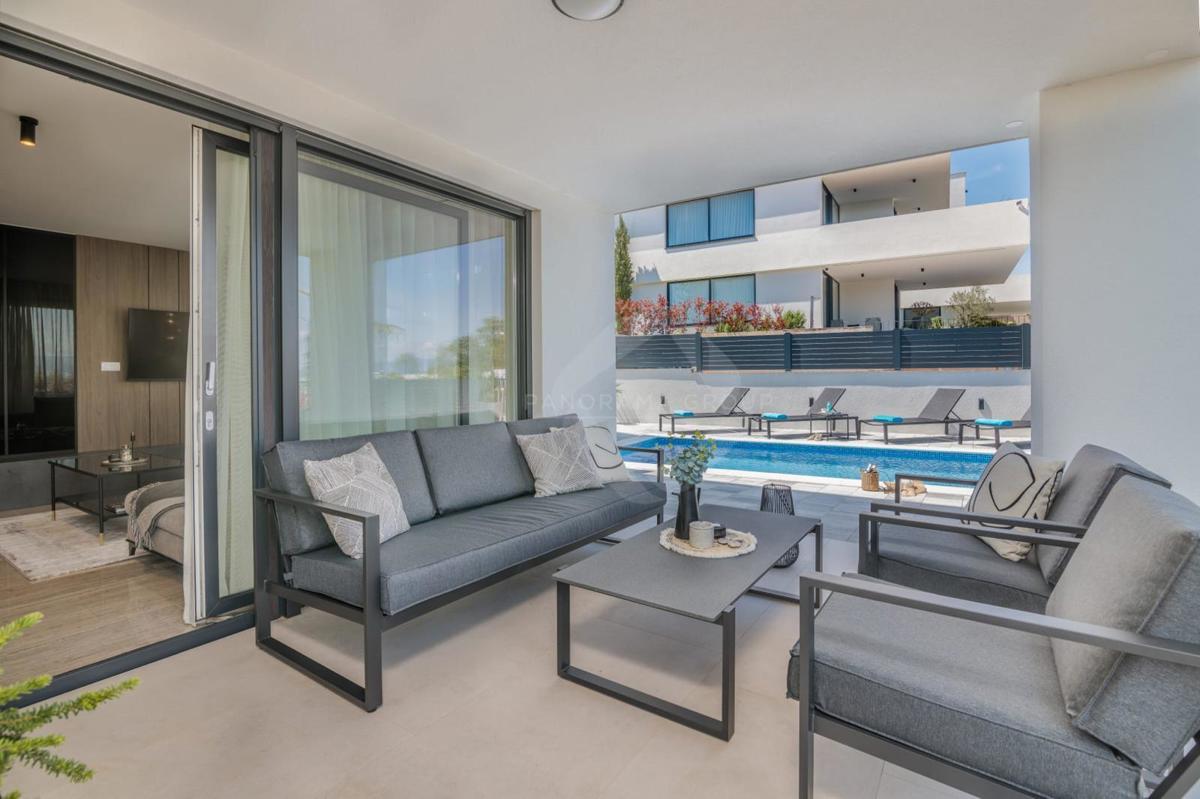 Appartamento con vista mare, piscina e ampio giardino – a soli 200 m dalla spiaggia!