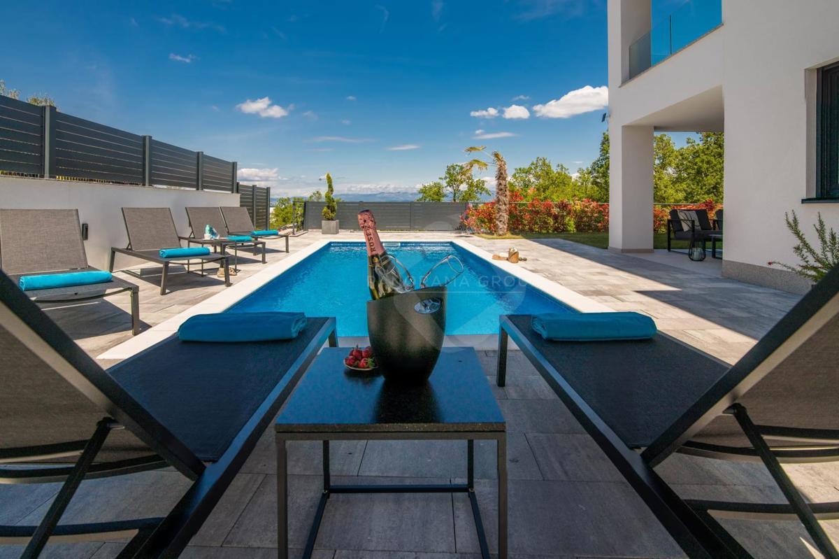 Appartamento con vista mare, piscina e ampio giardino – a soli 200 m dalla spiaggia!