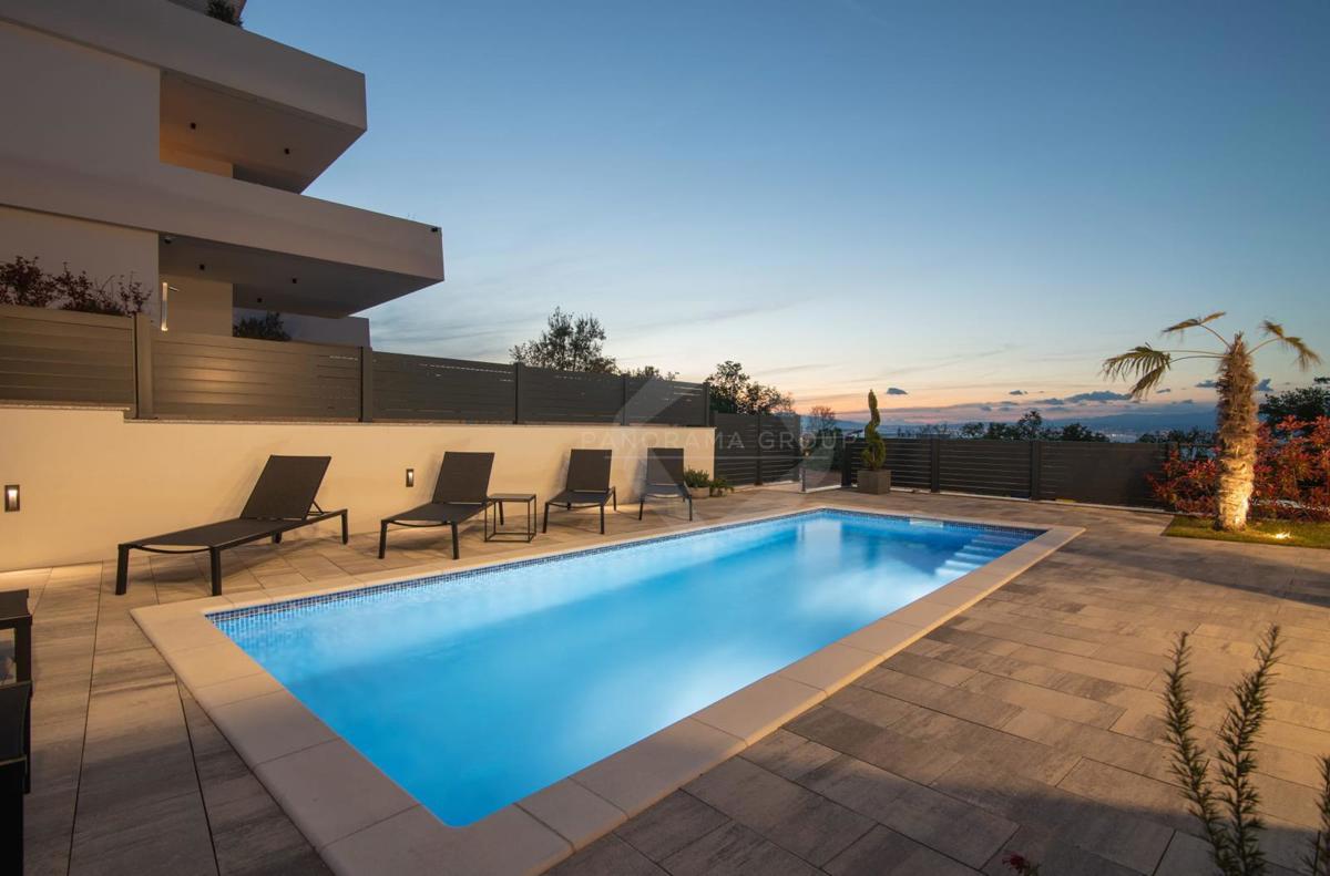 Appartamento con vista mare, piscina e ampio giardino – a soli 200 m dalla spiaggia!