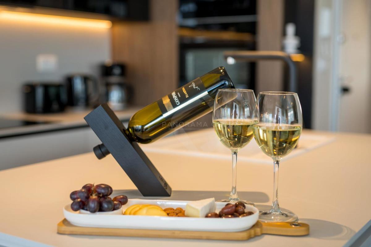 Appartamento con vista mare, piscina e ampio giardino – a soli 200 m dalla spiaggia!