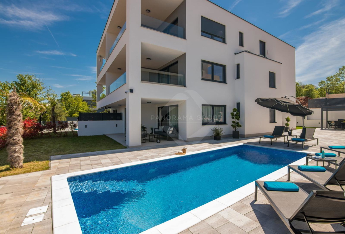 Appartamento con vista mare, piscina e ampio giardino – a soli 200 m dalla spiaggia!