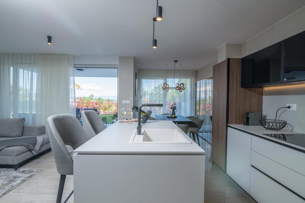 Appartamento con vista mare, piscina e ampio giardino – a soli 200 m dalla spiaggia!