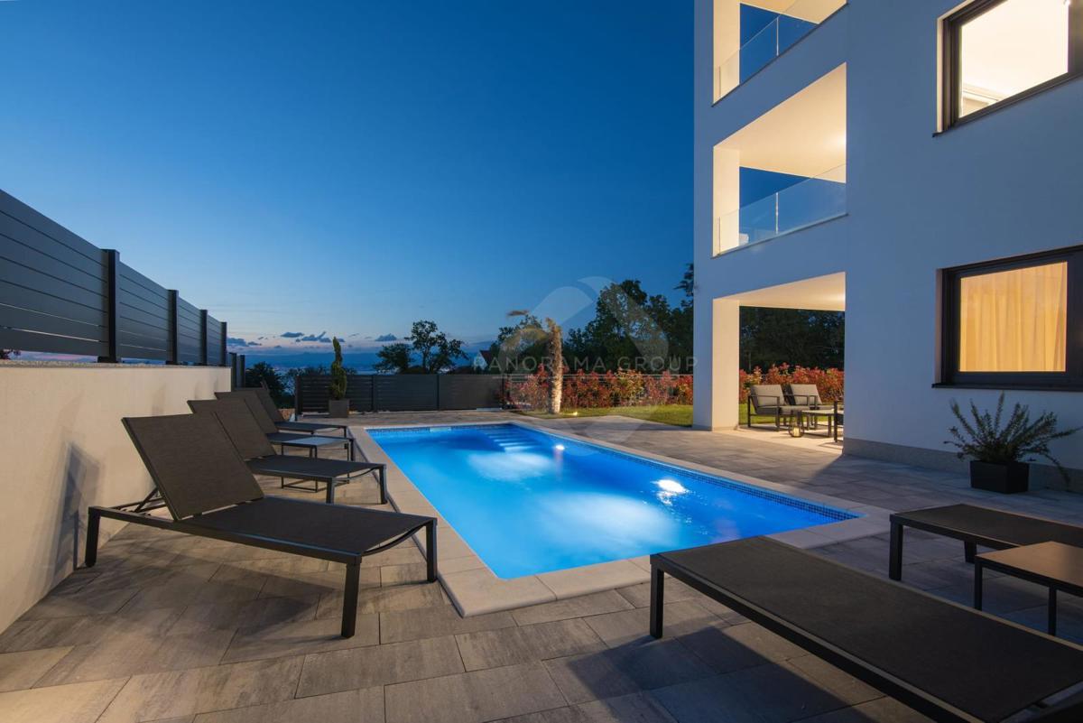 Appartamento con vista mare, piscina e ampio giardino – a soli 200 m dalla spiaggia!