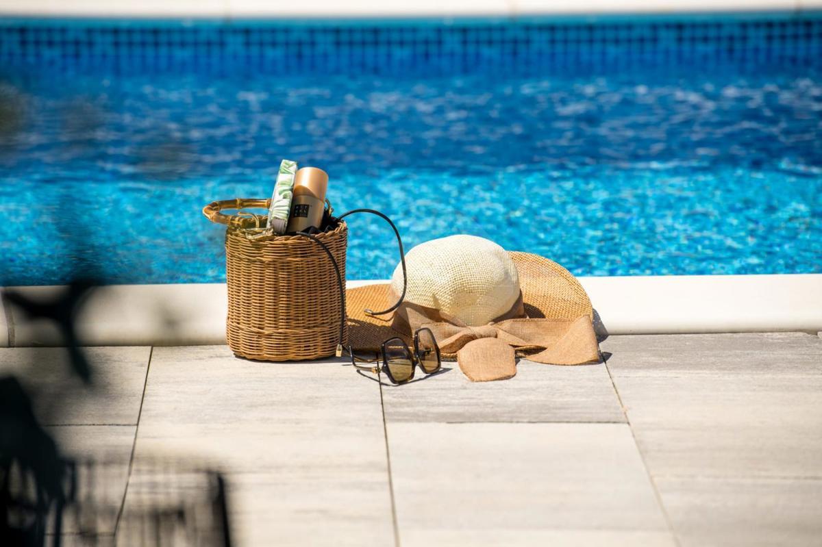 Appartamento con vista mare, piscina e ampio giardino – a soli 200 m dalla spiaggia!