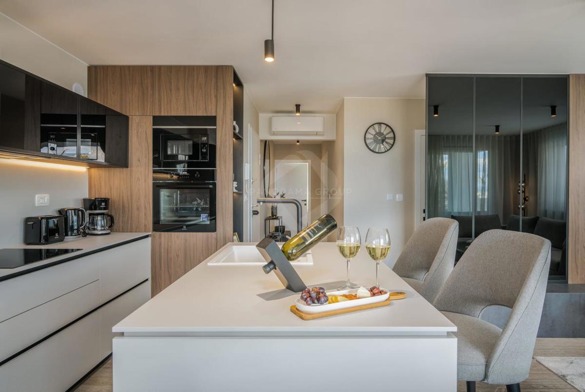 Appartamento con vista mare, piscina e ampio giardino – a soli 200 m dalla spiaggia!