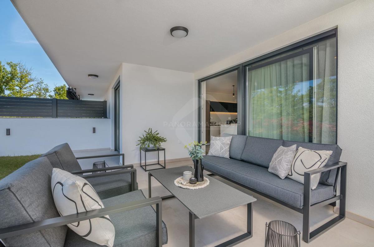 Appartamento con vista mare, piscina e ampio giardino – a soli 200 m dalla spiaggia!