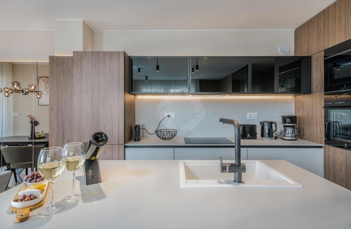 Appartamento con vista mare, piscina e ampio giardino – a soli 200 m dalla spiaggia!