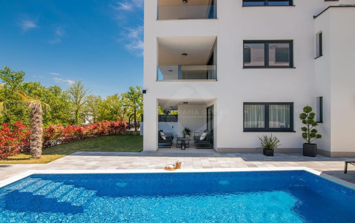 Appartamento con vista mare, piscina e ampio giardino – a soli 200 m dalla spiaggia!